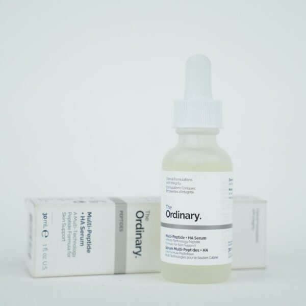 Smooth texture of Buffet Multi-Peptide Serum close-up Image Title: Serum texture